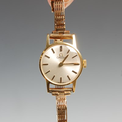 Lot 331 - A vintage ladies Omega 18ct gold cased...