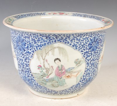 Lot 545 - A Chinese porcelain blue and white jardiniere,...