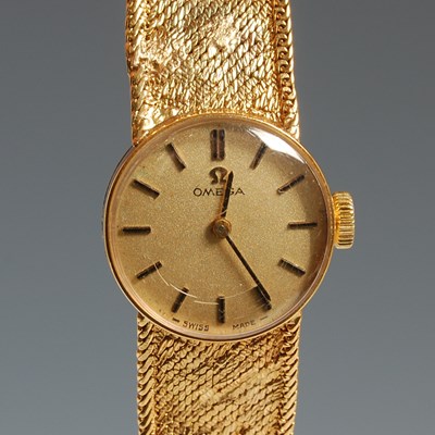 Lot 13 - A ladies Omega 9ct gold bracelet wristwatch,...