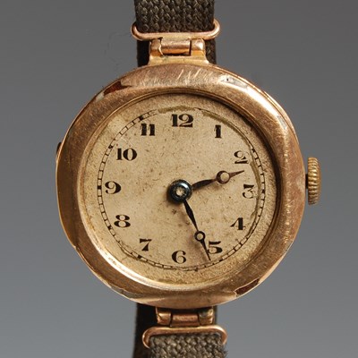 Lot 21 - A vintage ladies 9ct gold cased wristwatch,...