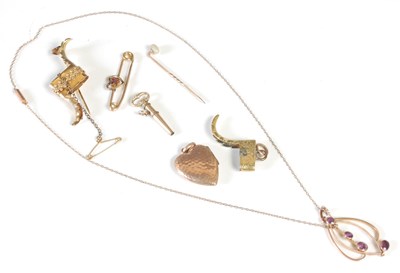 Lot 32 - A 9ct gold heart shaped pendant with hammered...