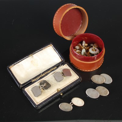 Lot 28 - A gentleman's accessories lot to include a...