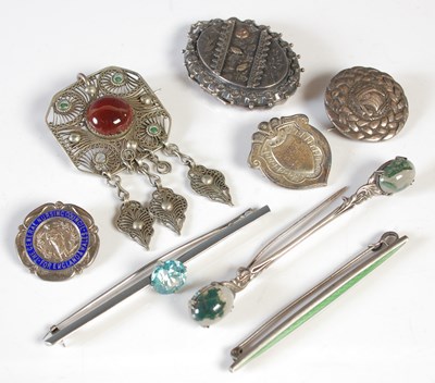 Lot 29 - A collection of eight assorted silver and...