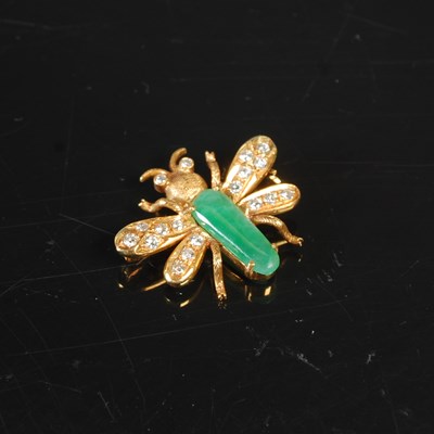 Lot 33 - A 20th century yellow metal diamond and green...