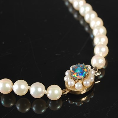 Lot 56 - A single strand pearl necklace with yellow...