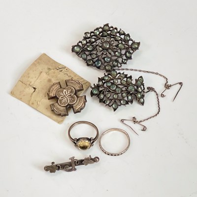 Lot 62 - A group of assorted jewellery to include white...