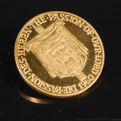 Lot 67 - A 22ct gold commemorative coin, dated 1960,...