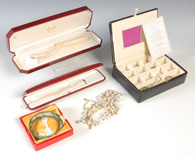 Lot 70 - A box of assorted costume jewellery, to...