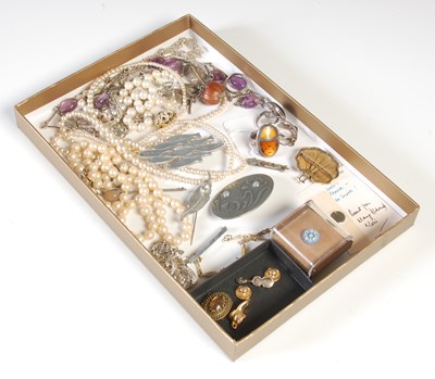 Lot 83 - A box of assorted costume jewellery, to...