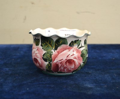 Lot 371 - A Wemyss Pottery frilled rim bowl decorated...