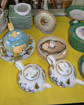 Lot 402 - A group of assorted ceramics to include a pair...