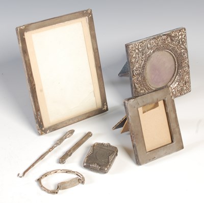 Lot 123 - A collection of silver to include three...