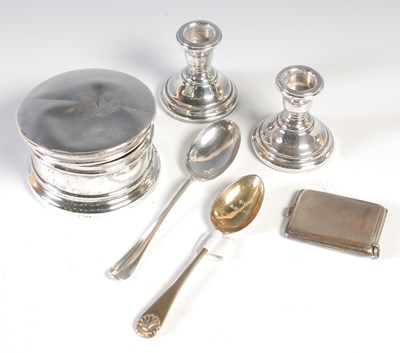 Lot 125 - A collection of silver ware to include a pair...
