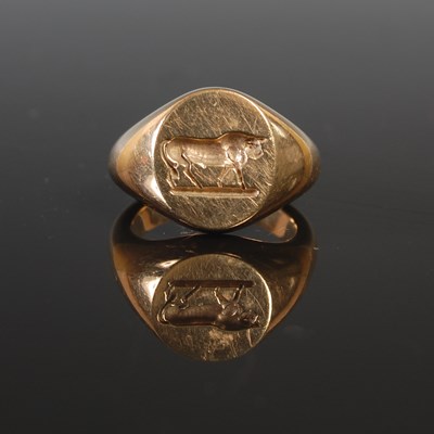 Lot 181 - A 9ct gold signet ring, the bezel engraved...