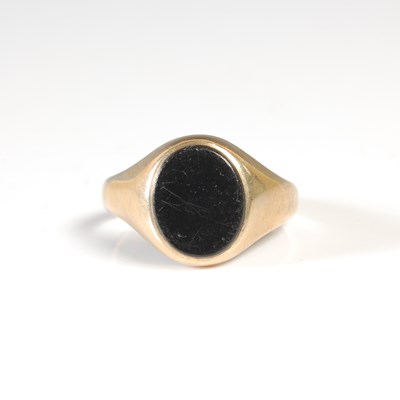 Lot 185 - A 9ct gold signet ring, the bezel with black...