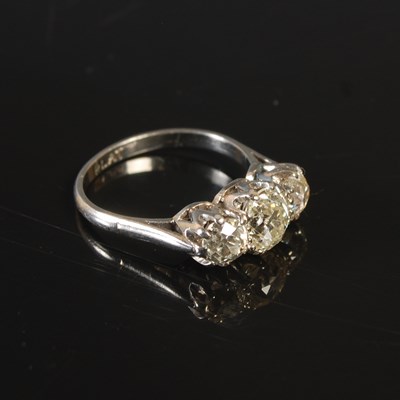 Lot 189 - A white metal three stone diamond ring,...
