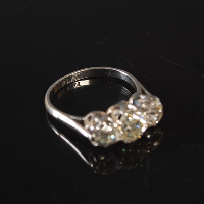 Lot 189 - A white metal three stone diamond ring,...