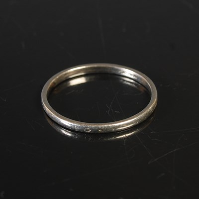 Lot 191 - A platinum wedding ring, size T, 2.6g.