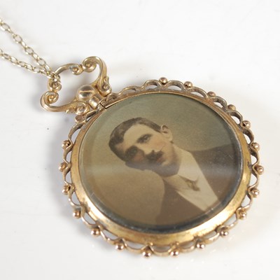 Lot 204 - A yellow metal necklace, stamped '9ct', tests...