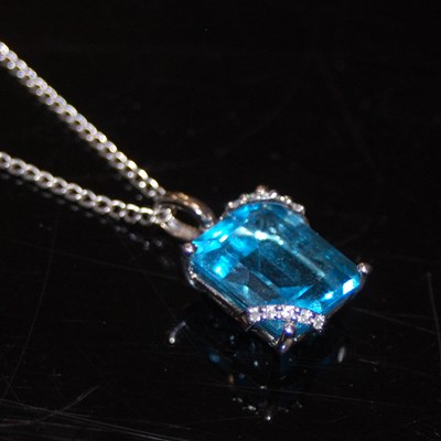 Lot 247 - A white metal necklace, stamped '14k',...