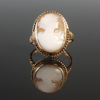 Lot 256 - A late 19th / early 20th century yellow metal...