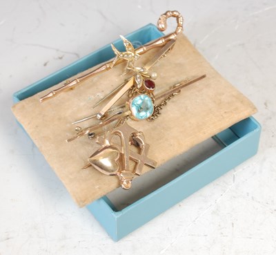 Lot 267 - Four vintage brooches, to include a yellow...