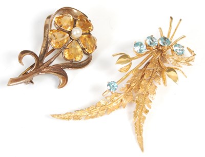 Lot 282 - A yellow metal and blue gemstone set spray...