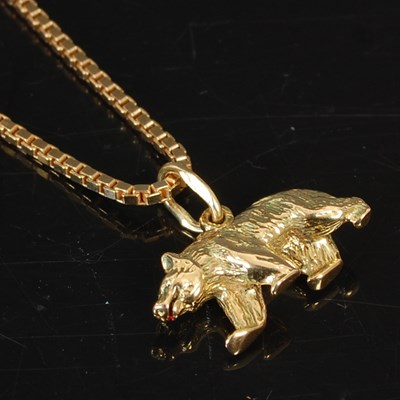 Lot 225 - A 9ct gold necklace suspending a yellow metal...