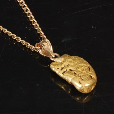 Lot 228 - A yellow metal chain, stamped '9k', tests as...