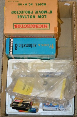 Lot 500 - A box of assorted items, to include various...