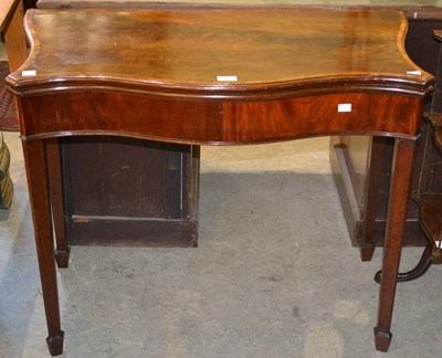Lot 667 - A 19th century mahogany serpentine fronted...