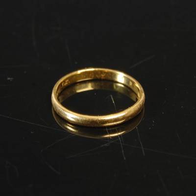 Lot 263M - A 22ct gold ring, size P, 3g.