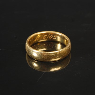 Lot 263N - A 22ct gold ring, size K, 5.5g.