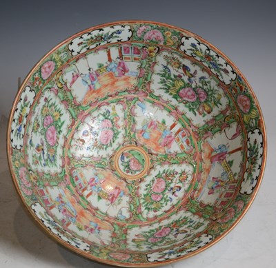 Lot 746 - An early 20th century Chinese porcelain...
