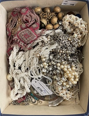 Lot 679 - A box of assorted costume jewellery, to...