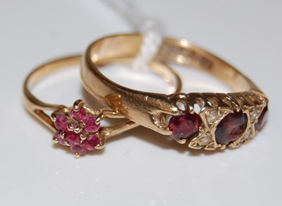 Lot 50 - A vintage 9ct gold garnet, and diamond chip...