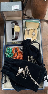 Lot 689 - A group of assorted costume jewellery, to...