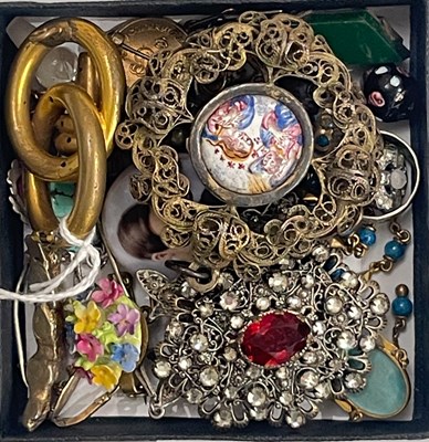Lot 692 - A box of assorted costume jewellery, to...