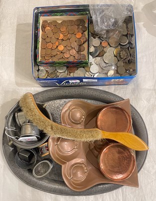 Lot 696 - A box of assorted coinage, to include a United...