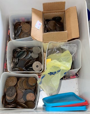 Lot 701 - A box of assorted coinage, to include a New...