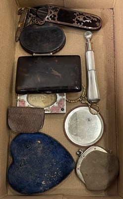 Lot 716 - A box of assorted items, to include a vintage...