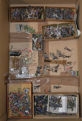 Lot 871 - A box of assorted vintage toy soldiers, likely...