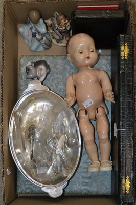 Lot 877 - A box of assorted items, to include a plastic...