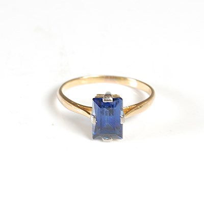 Lot 333 - A yellow metal and sapphire single stone Art...