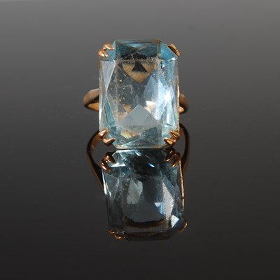 Lot 334 - A 9ct gold and aquamarine coloured gem set...