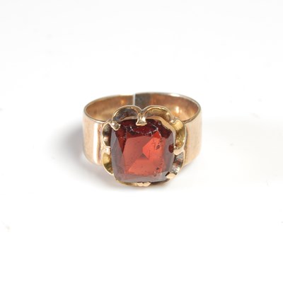 Lot 340 - A yellow metal and garnet single stone ring,...