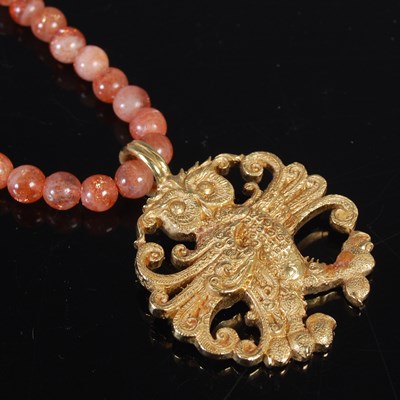 Lot 216 - Malcolm Appleby, an 18ct gold owl pendant,...
