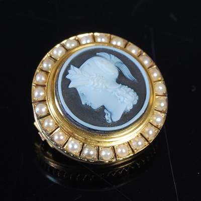 Lot 365 - A late 19th / early 20th century yellow metal...