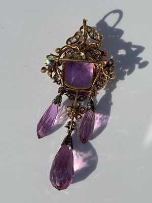 Lot 364 - A late 19th/ early 20th century yellow metal,...