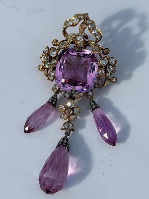 Lot 364 - A late 19th/ early 20th century yellow metal,...